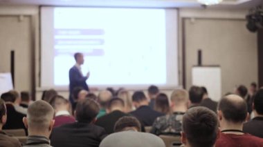 hoparlör konferansta konuşma söyler. İş insanlar seminer konferans toplantı Office eğitim kavramı. İşletme ve Girişimcilik kavramı.
