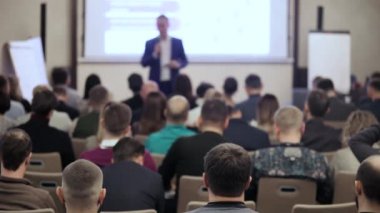 hoparlör konferansta konuşma söyler. İş insanlar seminer konferans toplantı Office eğitim kavramı. İşletme ve Girişimcilik kavramı.