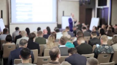 hoparlör konferansta konuşma söyler. İş insanlar seminer konferans toplantı Office eğitim kavramı. İşletme ve Girişimcilik kavramı.