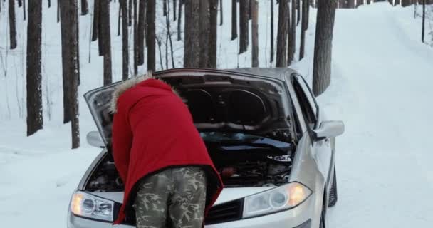 Winter Driving Car Trouble Auto Moeite Een Besneeuwde Landweg — Stockvideo