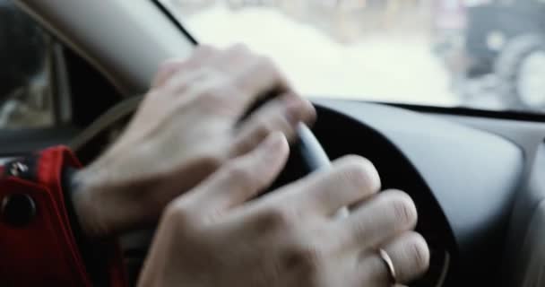 Ο άνθρωπος οδήγηση ενός αυτοκινήτου στο χειμώνα. Εσωτερικη αρσενική χέρι στο τιμόνι. — Αρχείο Βίντεο