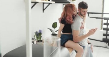 Mutfakta evde Smartphone kullanarak çekici genç Çift