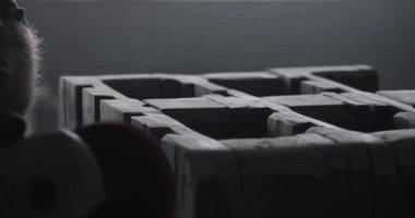 Zımpara makineleri, elektrik zımpara ile çam kat veya tablo yüzeyinde çalışma marangoz ahşap
