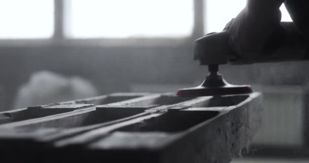 Bois de polissage charpentier à l'aide d'une meuleuse électrique avec rallonge de polissage. gros plan — Video