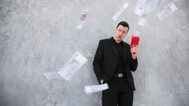 Başarılı bir iş veya piyango kazanan. Para atma takım elbiseli adam. nakit para silah savaş topu. Ağır çekim