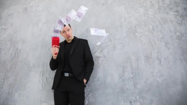 Hombre de traje tirando dinero. Negocios exitosos o ganar la lotería. pistola de dinero de cañón de efectivo. Movimiento lento — Vídeos de Stock