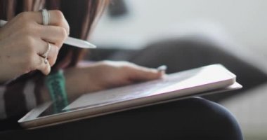 interaktif kalem ekranıyla çalışır. Grafik tablette çizim yapma. yakın çekim