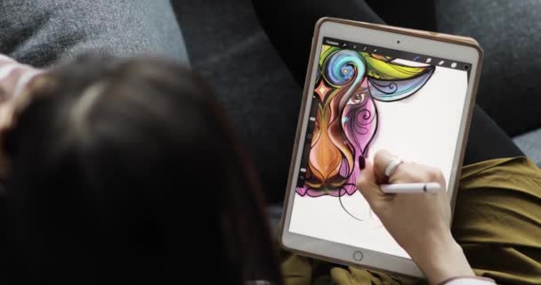 Werken met interactieve pen display. Tekening op een grafisch tablet. Close-up — Stockvideo