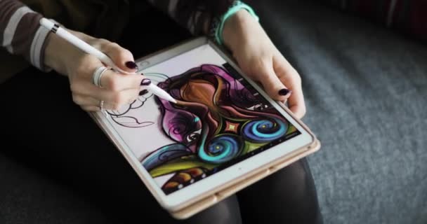 Trabajar con la exhibición interactiva de la pluma, tableta digital del dibujo y pluma. de cerca — Vídeo de stock