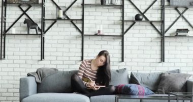 Tasarımcılar Studio 'da skeçler çizer. İnteraktif kalem ekran ile çalışan kadın Tasarımcısı, bir bilgisayarda dijital çizim tablet ve kalem