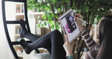 Tasarımcılar Studio 'da skeçler çizer. İnteraktif kalem ekran ile çalışan kadın Tasarımcısı, bir bilgisayarda dijital çizim tablet ve kalem