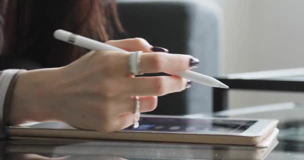 Trabajar con la exhibición interactiva de la pluma. Dibujo en una tableta gráfica. de cerca — Vídeos de Stock