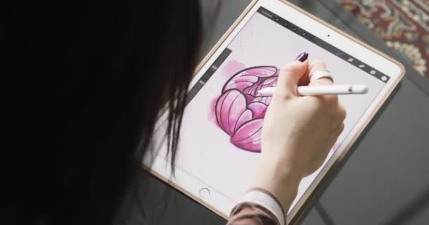 Trabajar con la exhibición interactiva de la pluma. Dibujo en una tableta gráfica. de cerca — Vídeos de Stock