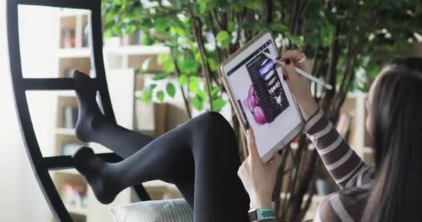 Návrháři kreslí náčrtky ve studiu. Návrhář žen pracuje s interaktivním displejím perem, digitálním kreslicím tabletem a perem v počítači — Stock video