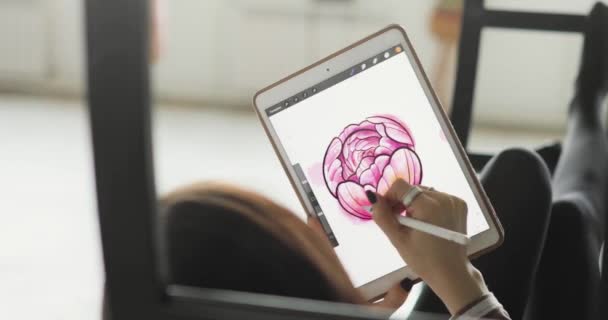 Giovane concetto Artista Disegno su una tavoletta di visualizzazione penna digitale mentre seduto a casa — Video Stock