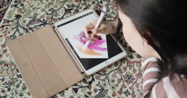 Zeichnung auf einem Grafik-Tablet. Künstler zeichnet Skizzen zu Hause. Ansicht von oben — Stockvideo