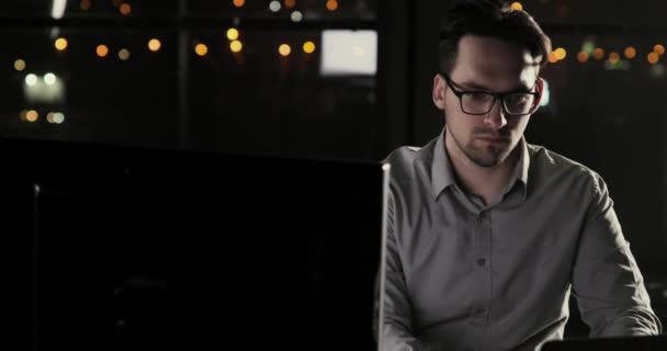 Hacker programmatore uomo sta lavorando in ufficio fino a tardi la notte straordinari . — Video Stock