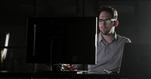 Systeembeheerder man werkt in het kantoor laat bij nacht overwerk. — Stockvideo