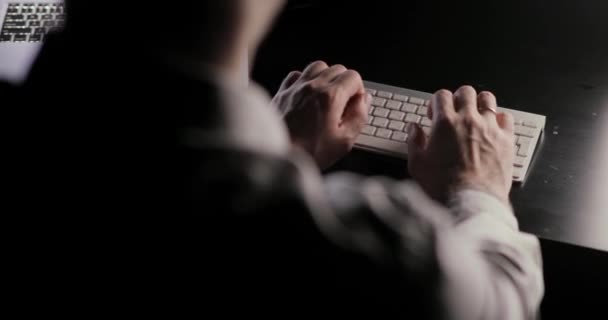 Mans handen te typen op het toetsenbord zittend aan de tafel op de werkplek. — Stockvideo