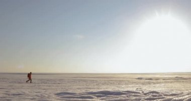 Adam Gezgininde dağlarda karla kaplı bir alanda yürüyor. Uzaktan görüntüle.