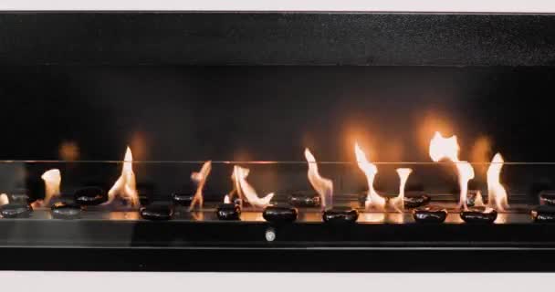 部屋の内部の黒い石が付いている装飾的な人工暖炉。クローズアップ暖炉. — ストック動画