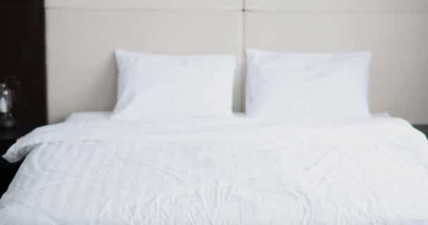 Zmęczony człowiek w biurze ubrania spada na łóżku w pokoju hotelowym. — Wideo stockowe