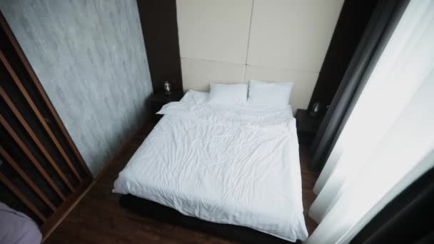 Empresário feliz pula na cama no quarto de hotel para ter um descanso . — Vídeo de Stock