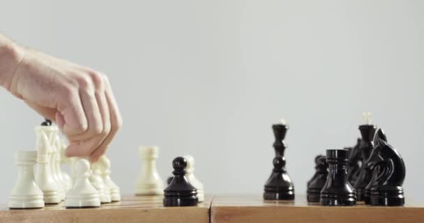 Robotic hand spelar schack med mänsklig hand. Kvalitet robot hand protes. — Stockvideo