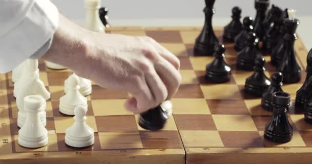 Prótese de mão robótica inteligente. A mão robótica está jogando xadrez com a mão humana . — Vídeo de Stock
