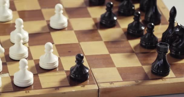 Qualitätsroboter-Handprothese spielt Schach mit menschlicher Hand. — Stockvideo