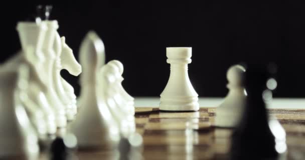 Ποιότητα έξυπνο ρομποτικό χέρι πρόθεση παίζει σκάκι στη σκακιέρα. — Αρχείο Βίντεο