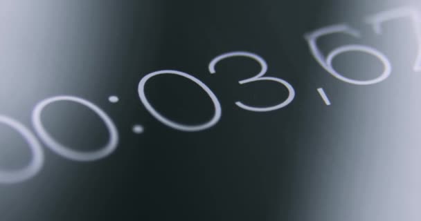 Czarny ekran cyfrowego stopera z białymi numerami biegną. — Wideo stockowe