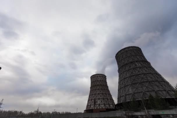 Rury do palenia elektrowni cieplnych przed zachmurzone niebo, timelapse wideo. — Wideo stockowe