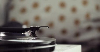 Bulanıklık arka planda retro tarzı iplik kayıt vinil oynatıcı, closeup yan görünüm.