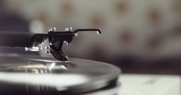 Vinylové desky se otáčejí na otočný talíř s ramenem a jehlou, pohled z boku, rozostření. — Stock video