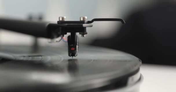 Jehla a paže na rotující vinylové gramofonové hráze. — Stock video