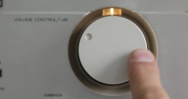 Parmak yukarı dönüyor ve bir stereo ses seviyesini kapatıyor.