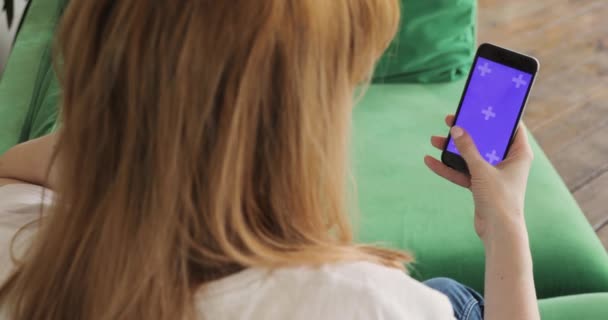 Vrouw gebruikt mobiele telefoon met chroma toets paars verticaal scherm, telefoon en handen closeup. — Stockvideo