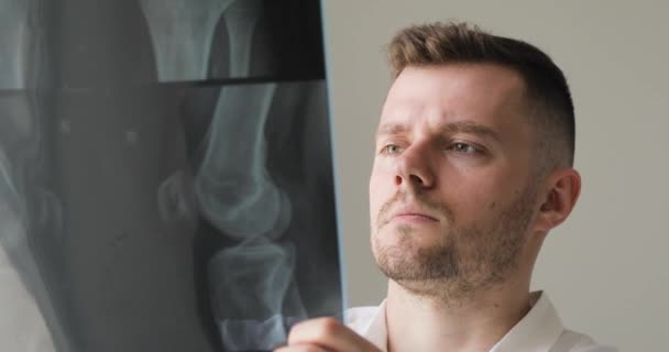 Лицо врача рентгенолога, изучающего рентгеновское изображение . — стоковое видео