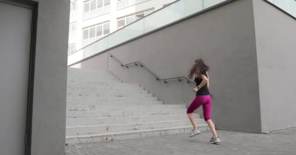 Ung kvinna är jogging på gatan i staden för steg i bostadsområde. — Stockvideo