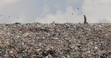 Adam işçi olmayan geri dönüşüm ülkede şehir dökümü üzerinde büyük çöp Tepesi üzerinde çalışıyor.