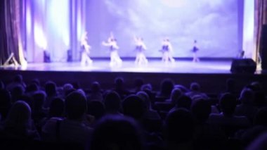 Seyirci tiyatroda zarif bale dansı performansını izlemek, arka görünüm.