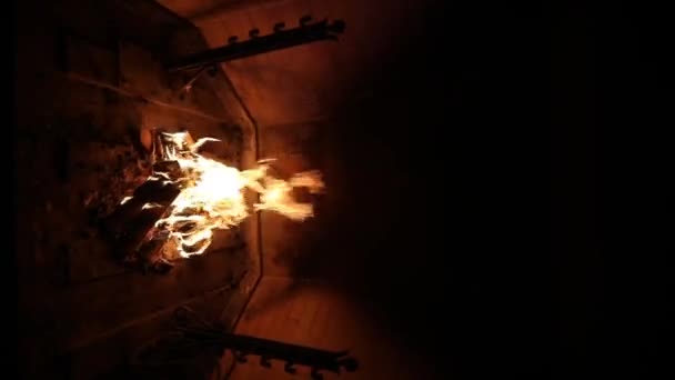 Vertikales Video des Kamins mit brennendem Brennholz aus Ziegel und Flamme. — Stockvideo