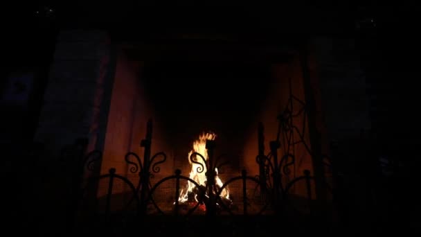 Cálida y acogedora chimenea con leña ardiente hecha de ladrillo y llama en casa . — Vídeos de Stock