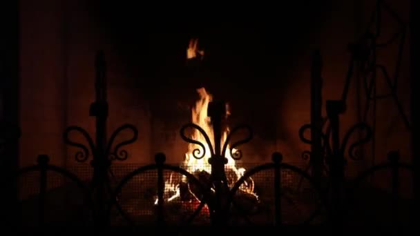 Cálida y acogedora chimenea con maderas ardientes de ladrillo y llama en casa . — Vídeos de Stock