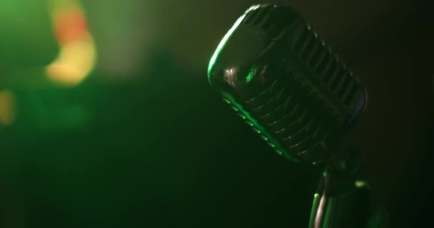 Closeup mikrofon na scéně proti hlediště na modrém osvětlení. — Stock video