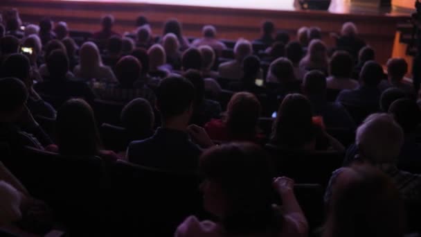 Espectadores assistir show de desempenho ou ver encenação no teatro, visão traseira . — Vídeo de Stock