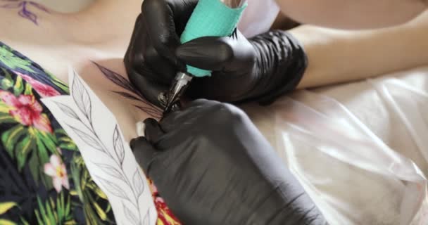Κοντινά πλάνα των τατουάζ Master Ζωγραφική εικόνα στη χρήση του δέρματος μηχανή τατουάζ. — Αρχείο Βίντεο