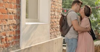 Öpüşme ve evin yakınındaki sokakta genç çift adam ve kadın sarılma.