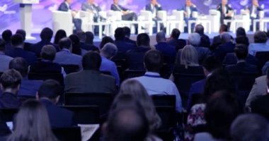 Bilimsel veya siyasi basın toplantısında izleyici politikaları ve gazeteciler.